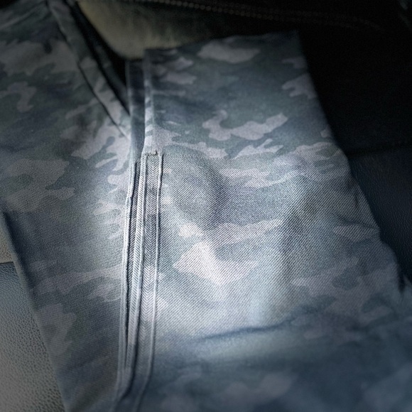 Spanx Seamless Look At Me Now Camo Leggings - Picture 8 of 10